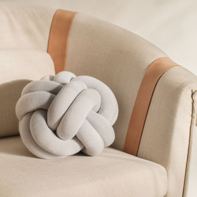 Knot Pillow, White/Grey