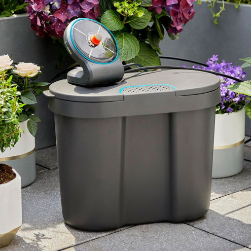 AquaBloom solcelledrevet vanningssystem med vannbeholder