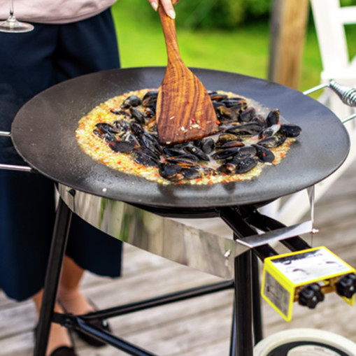 Frying pan with gas burner