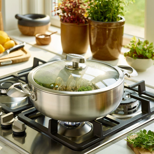 Serving pan with lid
