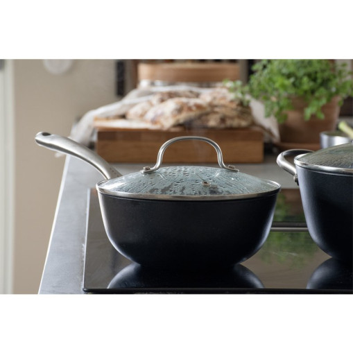 Sautés saucepan in lightweight cast iron with glass lid, 20 cm